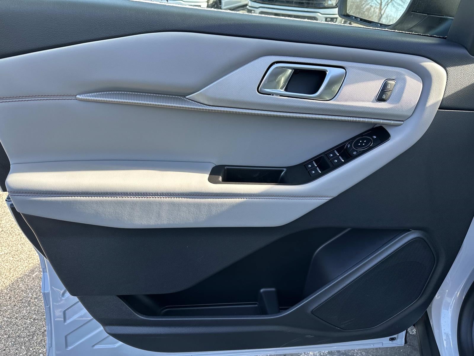 2026 Ford Explorer Active w/100A Pkg 4WD