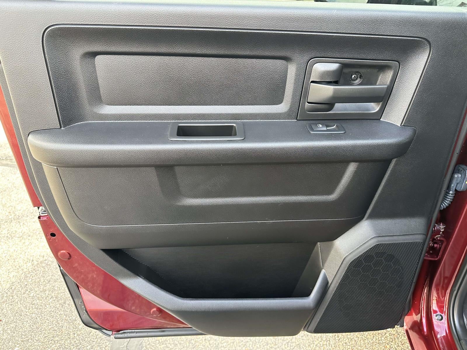 2018 RAM 1500 Express 4x4 Crew Cab 5'7 Box